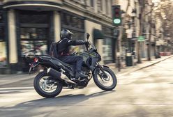Paryż wprowadza opłaty za parkowanie motocykli spalinowych. U dealerów widać już zmiany