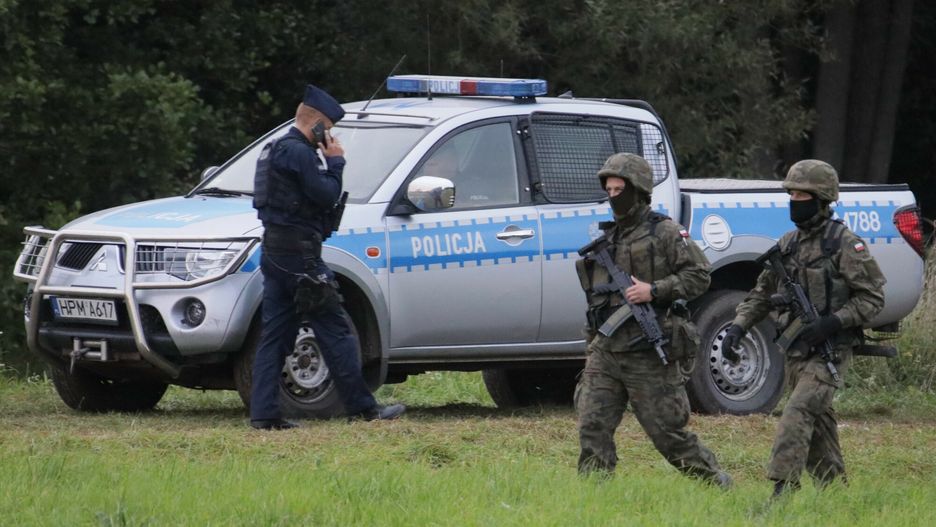 Uchod?cy na granicy polsko-bia?oruskiejFot. Jakub Kaminski/East News, Usnarz Gorny (woj. podlaskie), 24.08.2021.  Obozowisko uchodzcow m.in. z Afganistanu na granicy polsko-bialoruskiej. Straz graniczna od kilkunastu nie wpuszcza ich do Polski, bialoruscy pogranicznicy nie pozwalaja im wrocic na Bialorus.Jakub Kaminski