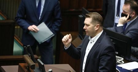 Czarnek chce uchylenia rozporządzenia. Prof. Filipak: Antyszczepionkowcy górą