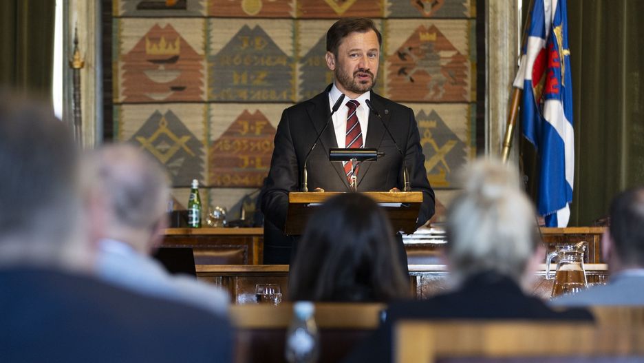 Prezydent miasta Aleksander Miszalski podczas debaty na temat wprowadzenia strefy czystego transportu w Krakowie.