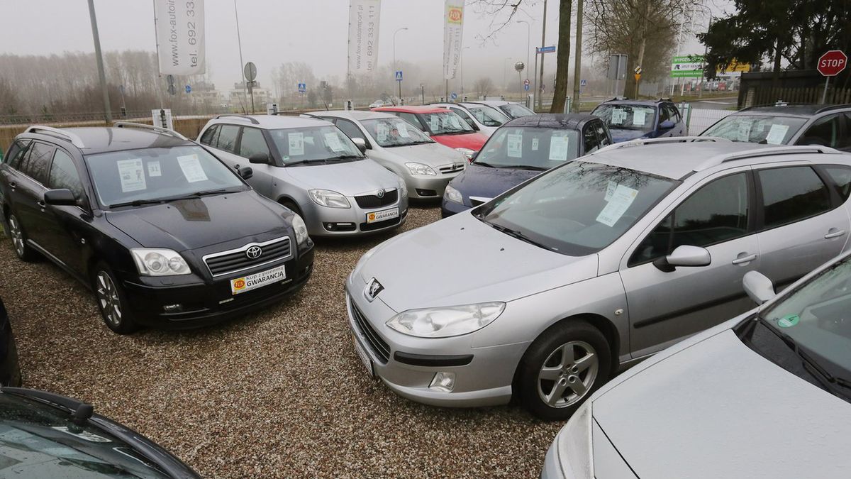 To nie tylko cios w kierowców, ale i handlarzy, którzy zatrudniają w komisach nawet po kilkanaście osób