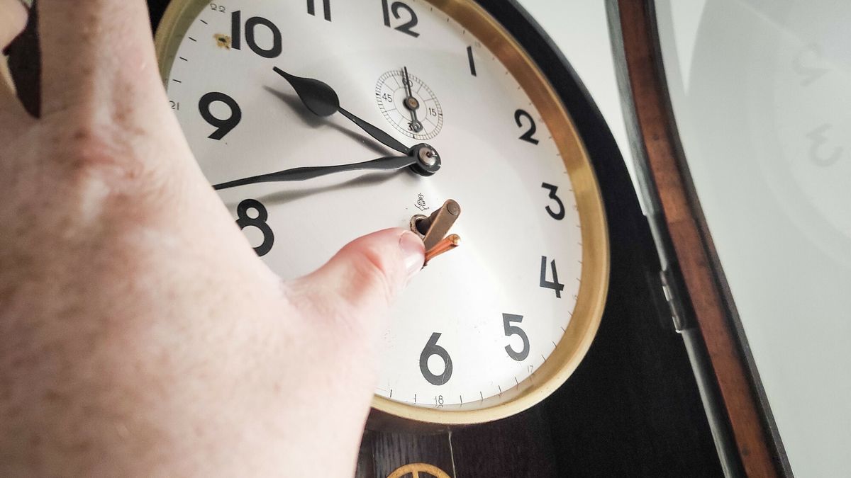 Wkr�tce zmiana czasu na zimowy
24.10.2023 Lodz. N/z zabytkowy wiszacy zegar niemieckiej firmy Gustav Becker. W Polsce zmiana czasu regulowana jest przez rozporzadzenie prezesa Rady Ministrow. Za sprawa przepisow co roku w ostatnia niedziele pazdziernika przechodzimy z czasu letniego na zimowy. Fot. Piotr Kamionka/REPORTER
Piotr Kamionka/REPORTER