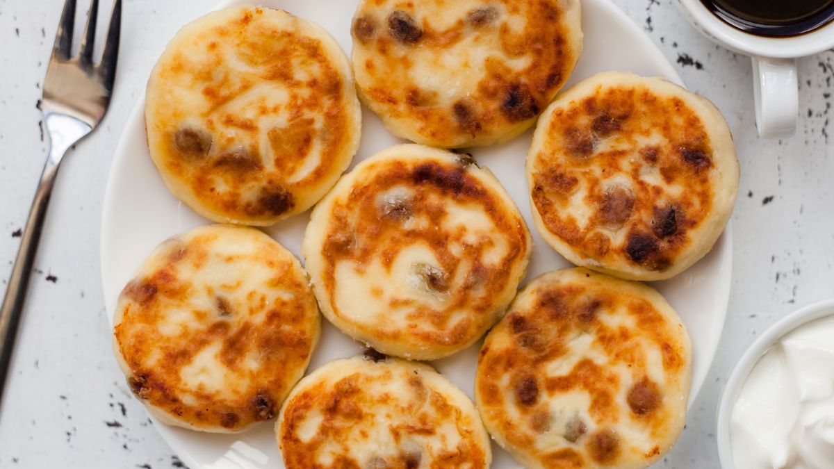 Na śniadanie lub kolację usmaż racuchy twarogowe z wiśniami