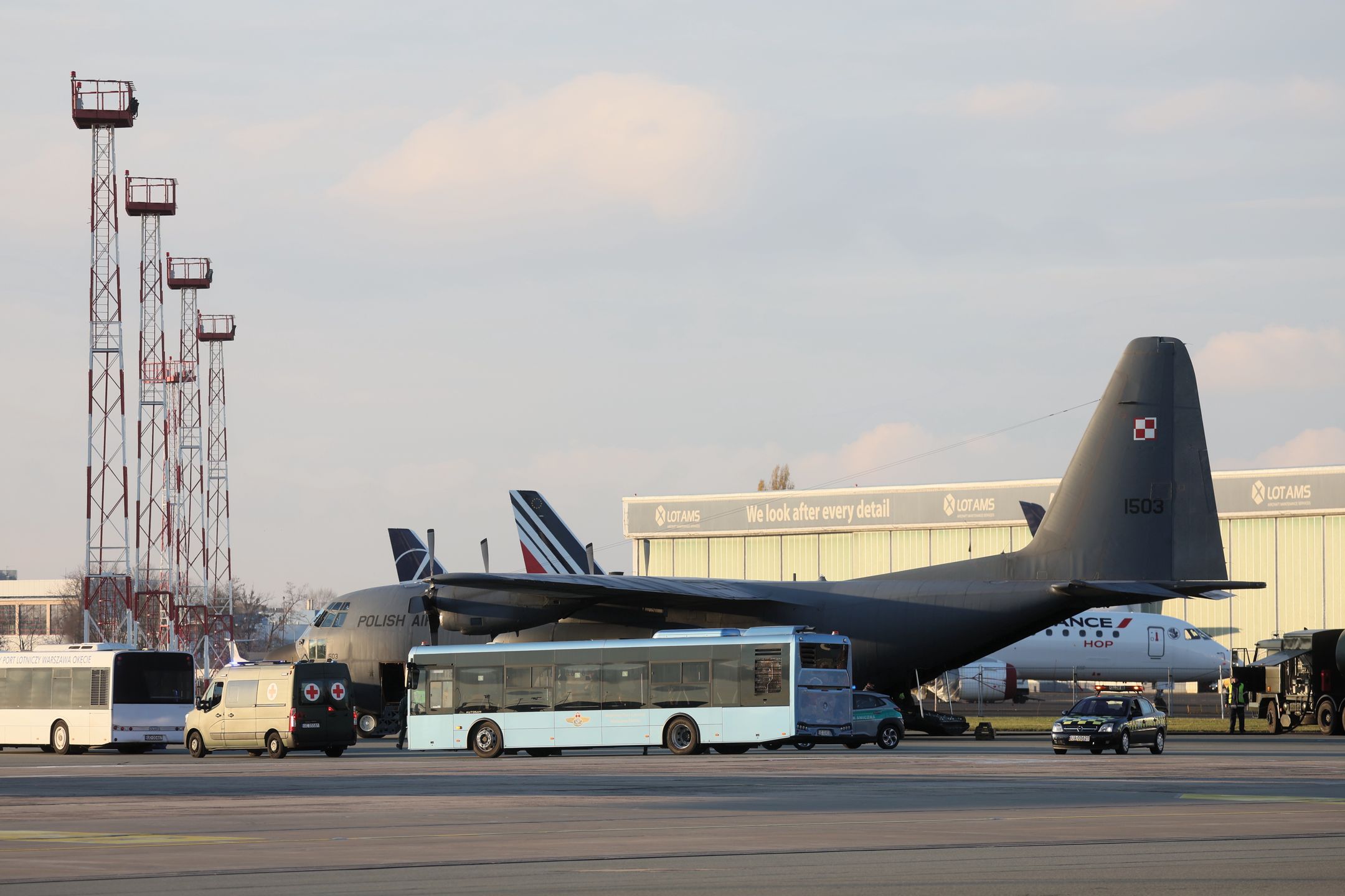 przylot Polak�w
Warszawa, 13.11.2023. Samolot wojskowy z polskimi obywatelami na pok�adzie wyl�dowa� na terenie 1. Bazy Lotnictwa Transportowego w Warszawie, 13 bm. Polscy obywatele ze Strefy Gazy zostali przepuszczeni przez granic� z Egiptem i przetransportowani do Polski. (amb) PAP/Leszek Szyma�ski
Leszek Szyma�ski
1 Baza Lotnictwa Transportowego, autokar, ewakuacja, lotnisko, Polacy, Polak�w, powr�t, przylot, samolot, strefy Gazy, transport, wojskowe