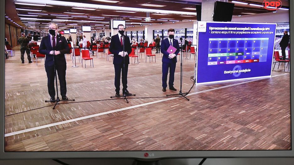 Warszawa, 30.03.2021. Koronawirus w Polsce. Premier Mateusz Morawiecki (C), szef KPRM Michał Dworczyk (P) oraz minister zdrowia Adam Niedzielski (L) podczas transmisji konferencji prasowej ze stadionu PGE Narodowy w Warszawie, ogladanej na portalu pap.pl, 30 bm. Spotkanie dotyczyło harmonogramu szczepień. (amb) PAP/Paweł Supernak