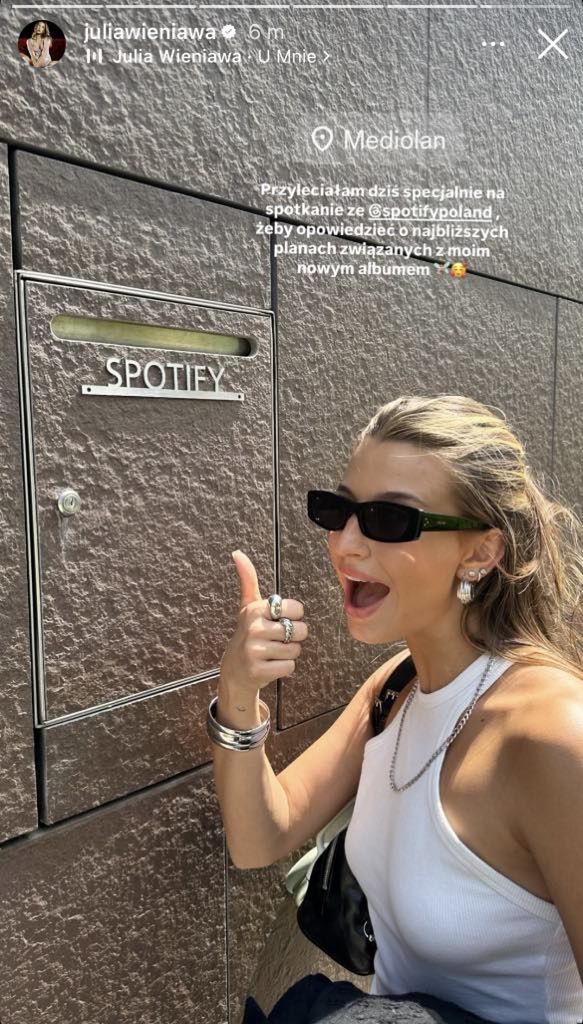 Julia Wieniawa postawiła na srebrną biżuterię 