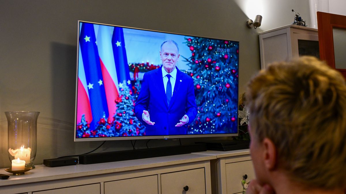 Szczecin, 01.01.2026. Transmitowane w telewizji orędzie noworoczne premiera RP Donalda Tuska oglądane w jednym z mieszkań w Szczecinie, 1 bm. (sko) PAP/Marcin Bielecki
