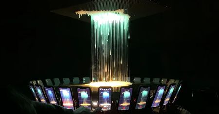 Do stworzenia tego abstarkcyjnego filmu potrzebne były 32 iPhone'y XR
