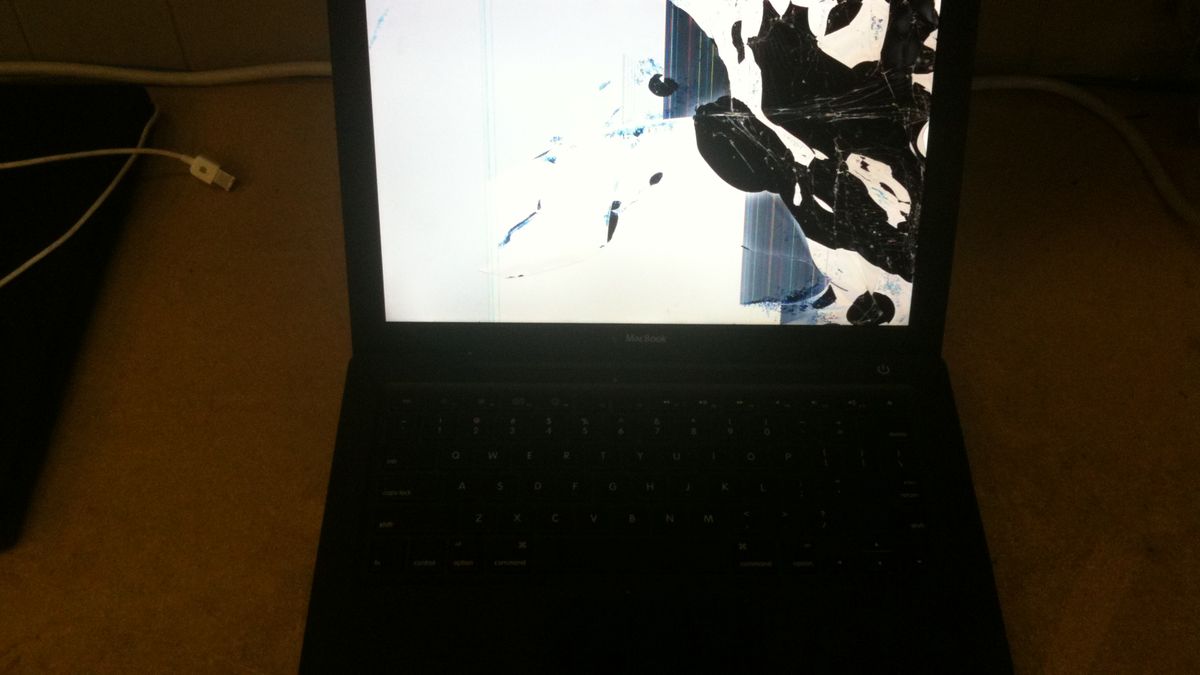 Krótka historia MacBooka, którego przejechał samochód 1