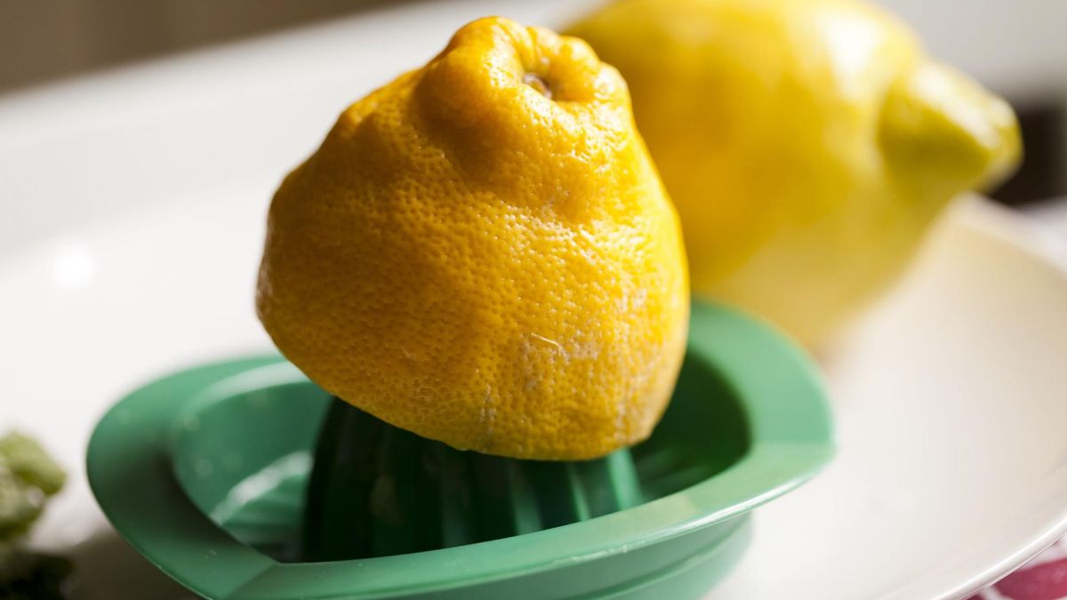 Woda z cytryną to źródło witaminy C i błonnika