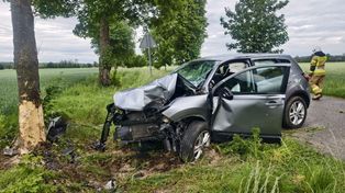 Parczew: Jechał sam. Chwilę później auto roztrzaskało się na drzewie