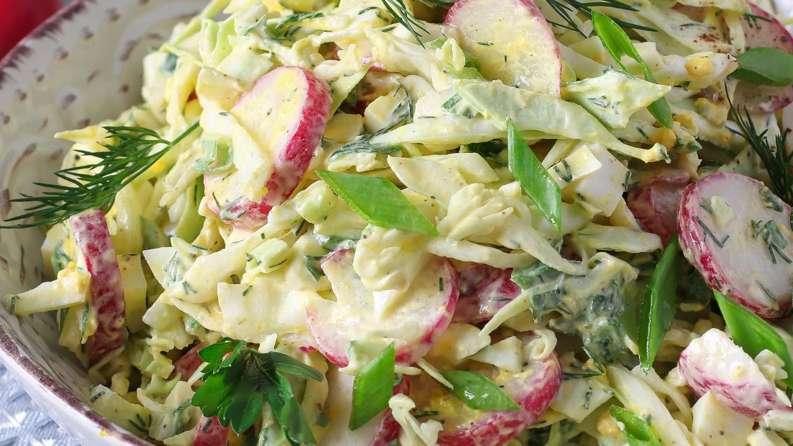 Surówka z młodej kapusty lubi kremowy sos i dodatek nowalijek