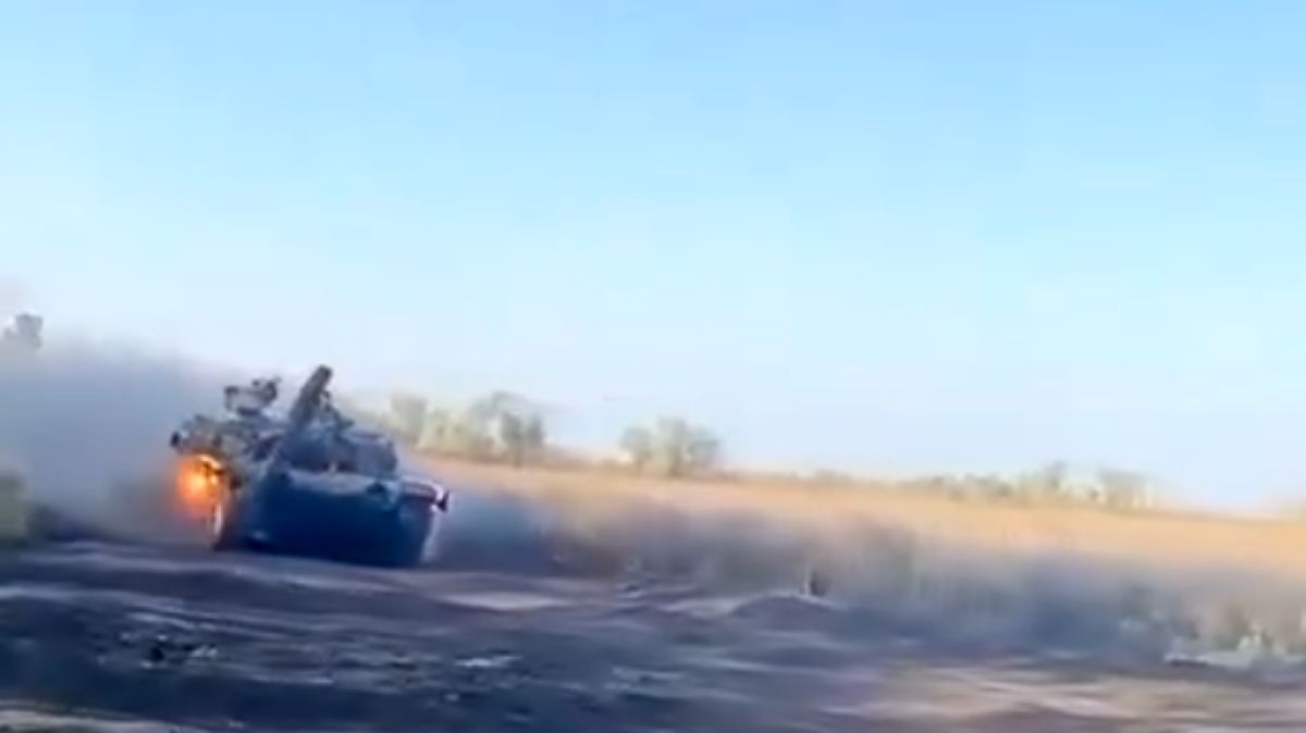 Płonący rosyjski czołg T-90M opuszcza pole walki.