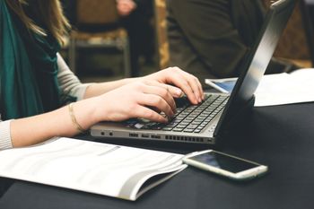 Strzelce Krajeńskie: Młoda kobieta oszukiwała ludzi w internecie