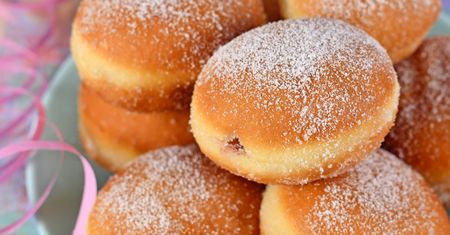 Te pączki trzeba zrobić wcześniej. Jedzone następnego dnia są znacznie smaczniejsze