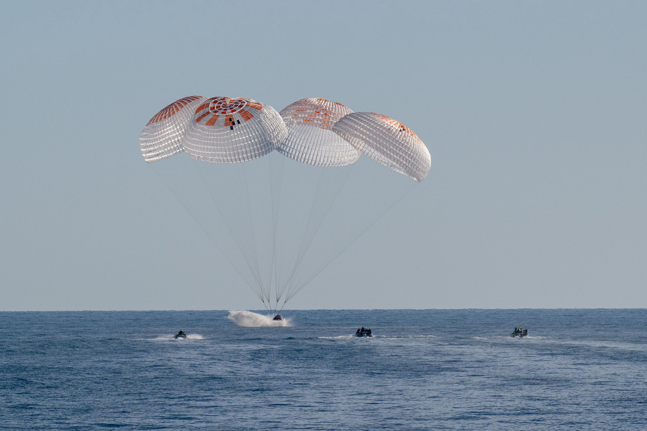 Zespoły wsparcia pracują wokół statku kosmicznego Dragon SpaceX krótko po jego wylądowaniu z astronautami NASA Nickiem Hague, Suni Williams, Butchem Wilmore'em i kosmonautą Roskosmosu Aleksandrem Gorbunowem na pokładzie w wodzie u wybrzeży Tallahassee na Florydzie, w USA, 18 marca 2025 r. 