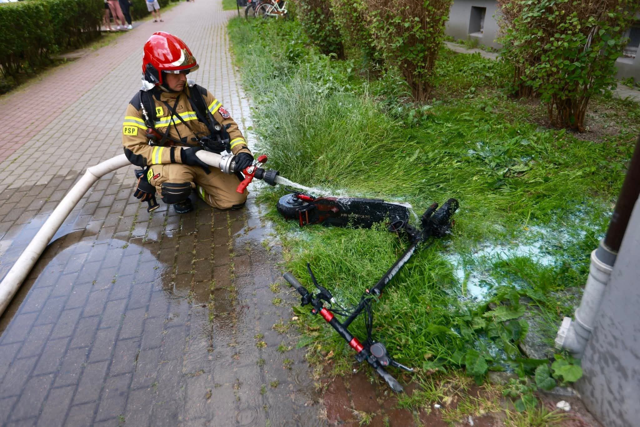 Strażacy uratowali mieszkanie. Hulajnoga przyczyną pożaru