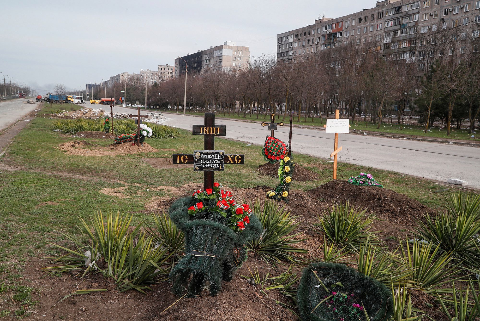 Przerażający widok Mariupola. Groby na łączniku między ulicami 3