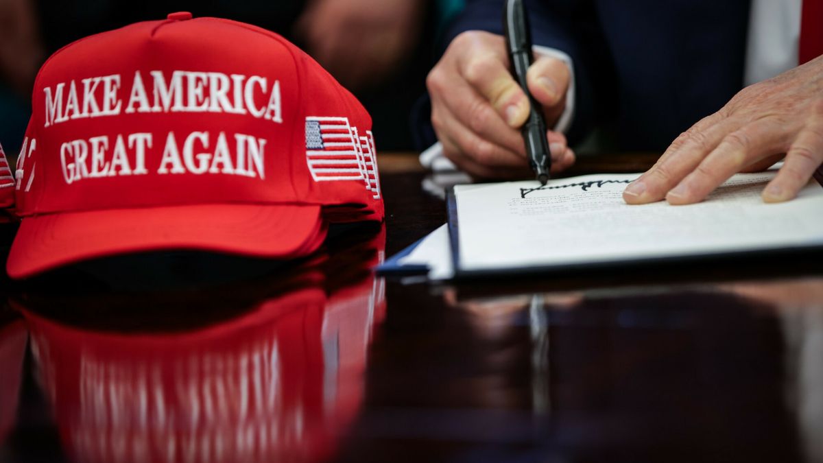 Archiwum zagraniczne East News 2025-04
United States President Donald Trump signs executive orders in the Oval Office at the White House on April 23, 2025 in Washington, D.C. Trump signed seven executive orders on education policy, artificial intelligence, and school disciplinary policies.

Featuring: Donald J Trump
Where: Washington, District of Columbia, United States
When: 23 Apr 2025
Credit: Samuel Corum/POOL via CNP/INSTARimages.com