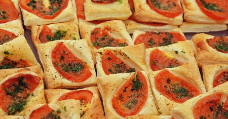 Szybka przekąska na sylwestra. Tapas z ciasta francuskiego