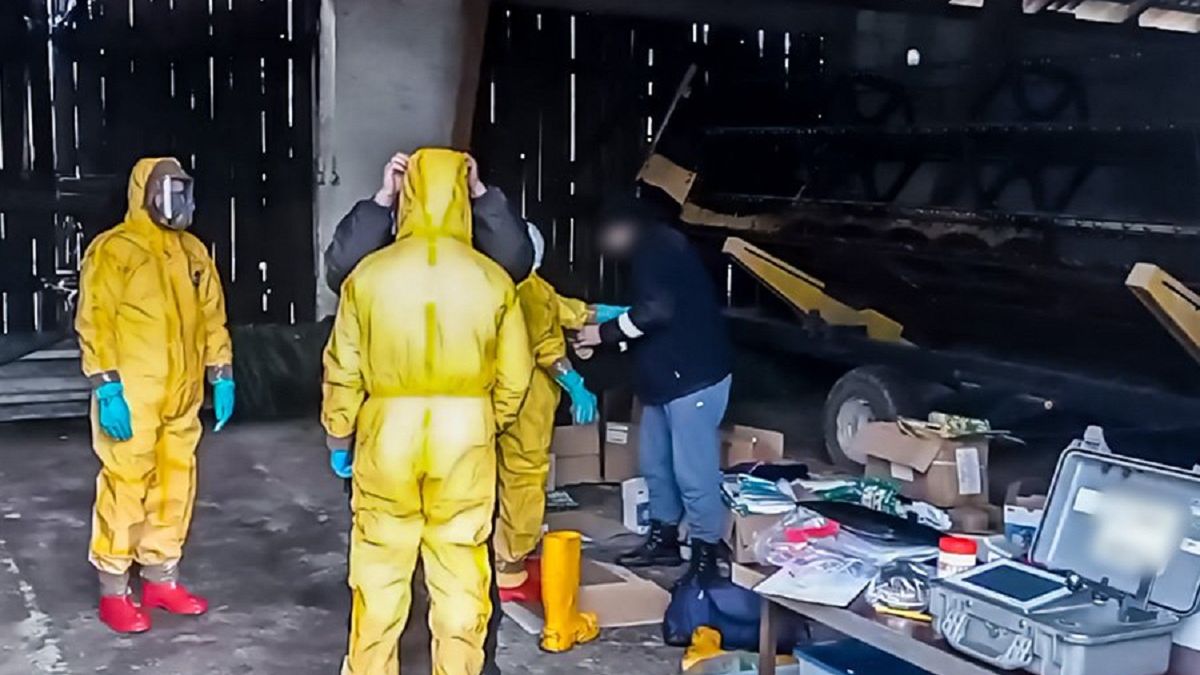 Żeby wejść do środka - śledczy potrzebowali specjalnych kombinezonów