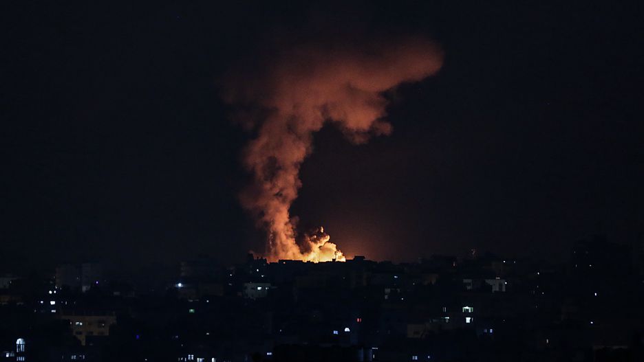 Zmasowany atak w Strefie Gazy. Izrael stoi na granicy, bombarduje wsie i miasta