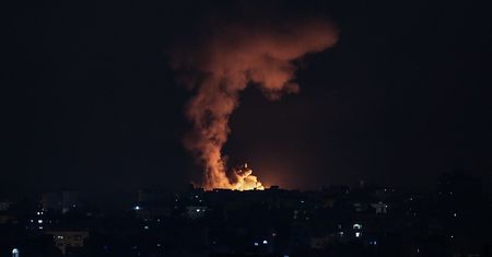 Zmasowany atak w Strefie Gazy. Izrael stoi na granicy, bombarduje wsie i miasta