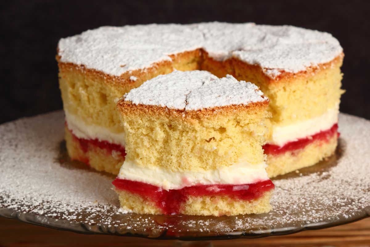 You can conjure up delicious cakes from sponge cake - Delights