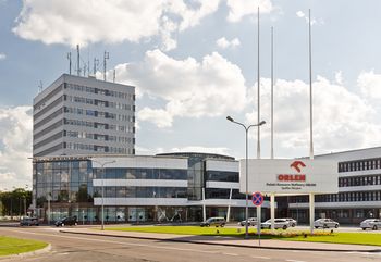"4,1 miliarda złotych szkody? Były wiceprezes Orlenu i dyrektorzy z zarzutami, sąd zdecydował o areszcie".