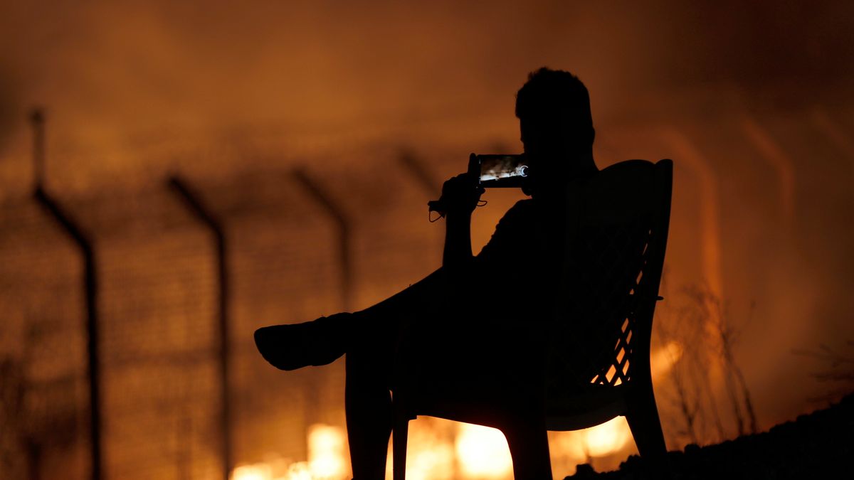 Zdjęcie dnia. Pożar na granicy Syrii z Izraelem i nietypowa postawa obserwatora 1