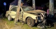 Wąwelno: Pijany 18-latek szarżował mercedesem po wsi. Skasował słup i ogrodzenie