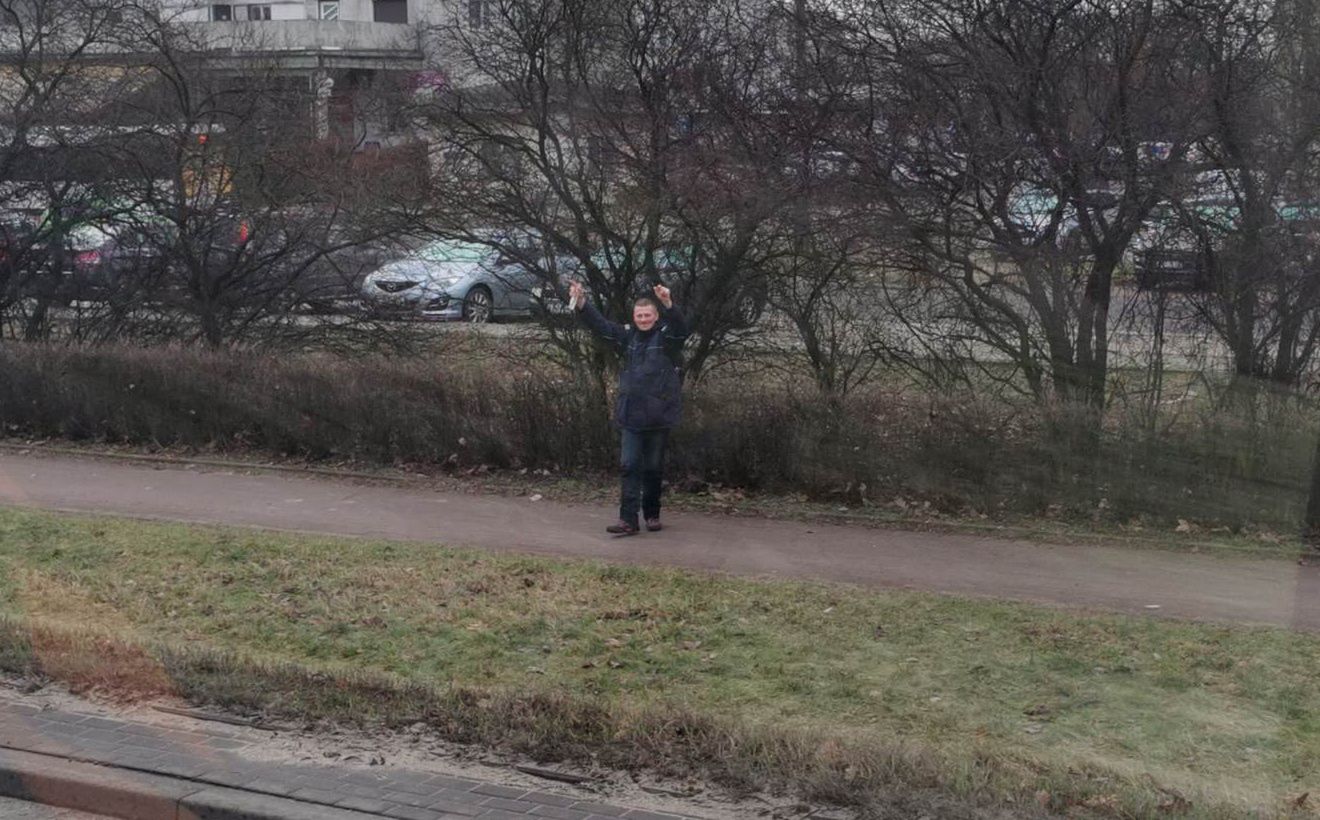 Ludzie zatrzymywali się, aby pomachać protestującym. Chociaż nie brakowało kłótni, obyło się bez poważnych starć