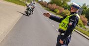 Zaczęło się od zagiętej tablicy, skończyło na areszcie. Policja zatrzymała motocyklistę