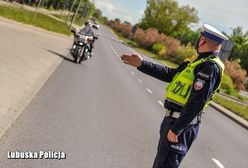 Zaczęło się od zagiętej tablicy, skończyło na areszcie. Policja zatrzymała motocyklistę