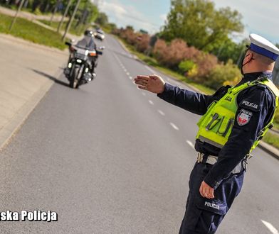 Zaczęło się od zagiętej tablicy, skończyło na areszcie. Policja zatrzymała motocyklistę