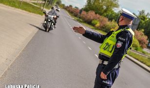Zaczęło się od zagiętej tablicy, skończyło na areszcie. Policja zatrzymała motocyklistę