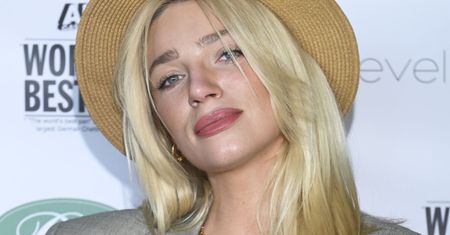 Martyna Gliwińska pozuje pod palmami. Ma na sobie czerwone bikini