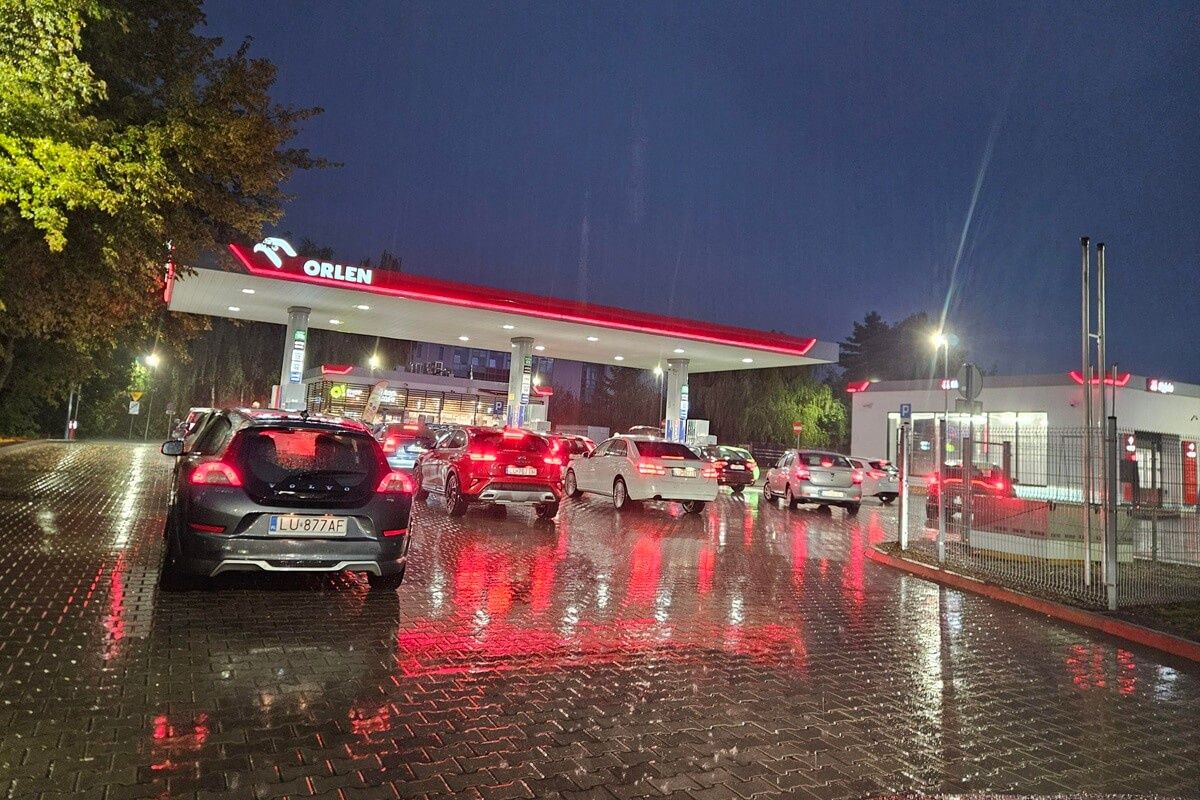 Kolejki do dystrybutorów na stacji Orlen przy ul. Głębokiej