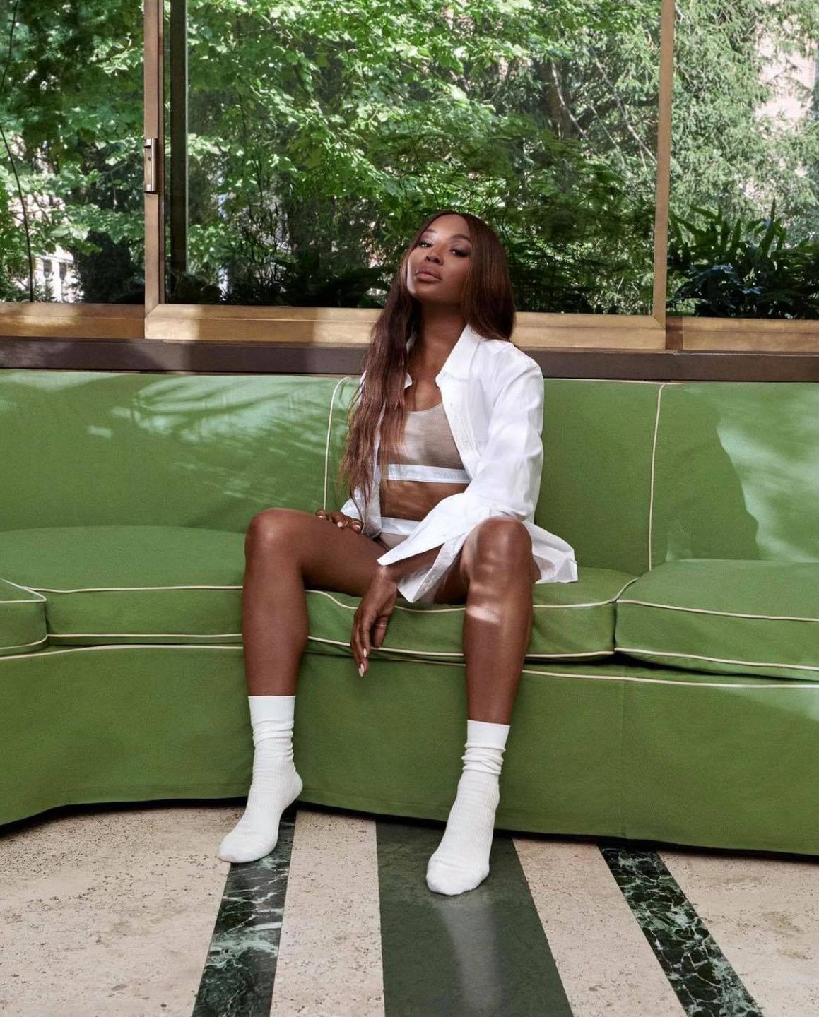 Naomi Campbell pozuje topless w kolejnej sesji