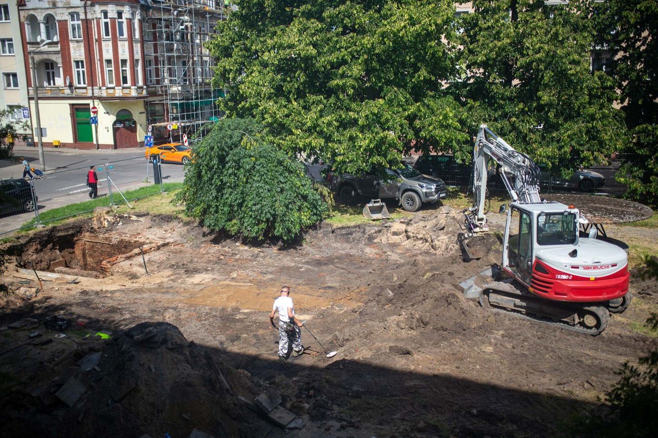 Słupsk: Archeolodzy rozpoczęli wykopaliska przy dawnym kinie Milenium