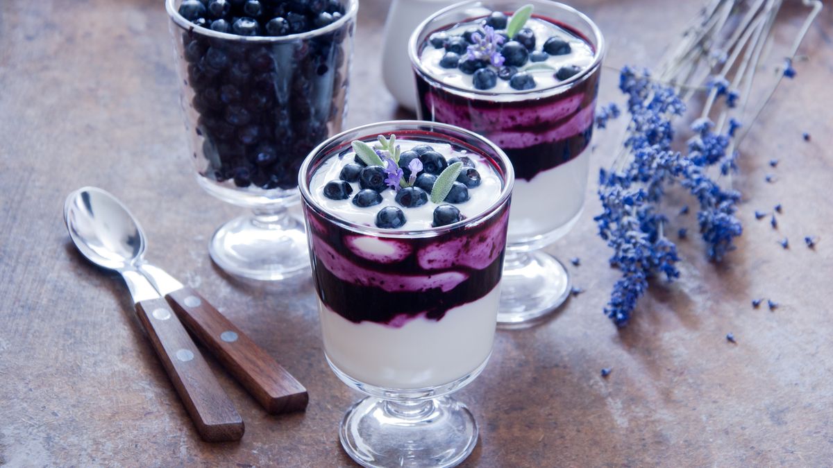 Do takiego sernika na zimno warto wykorzystać jagody. 