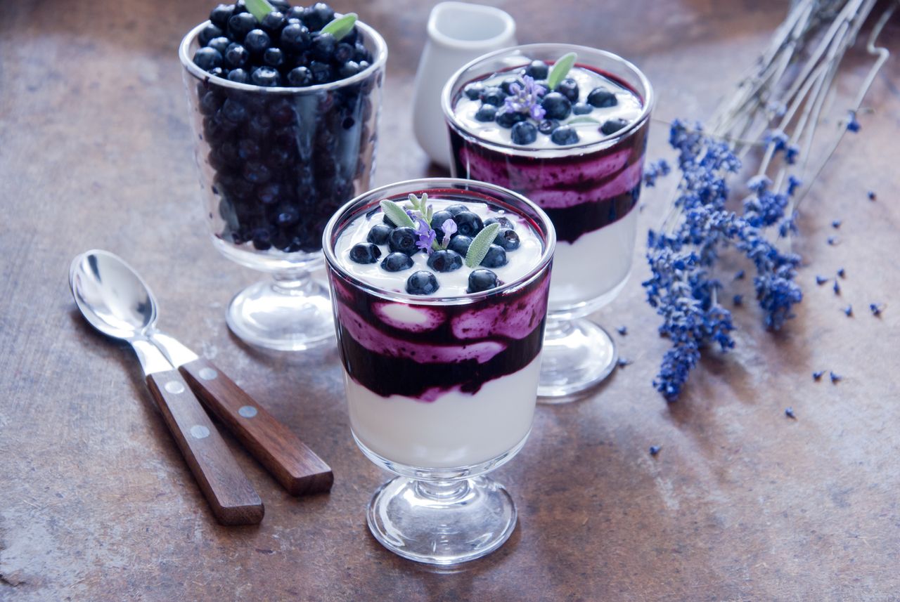 It's worth using blueberries for such a no-bake cheesecake.