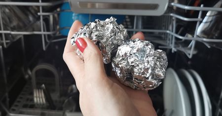Wrzuć dwie kulki do zmywarki. Szybko sobie podziękujesz