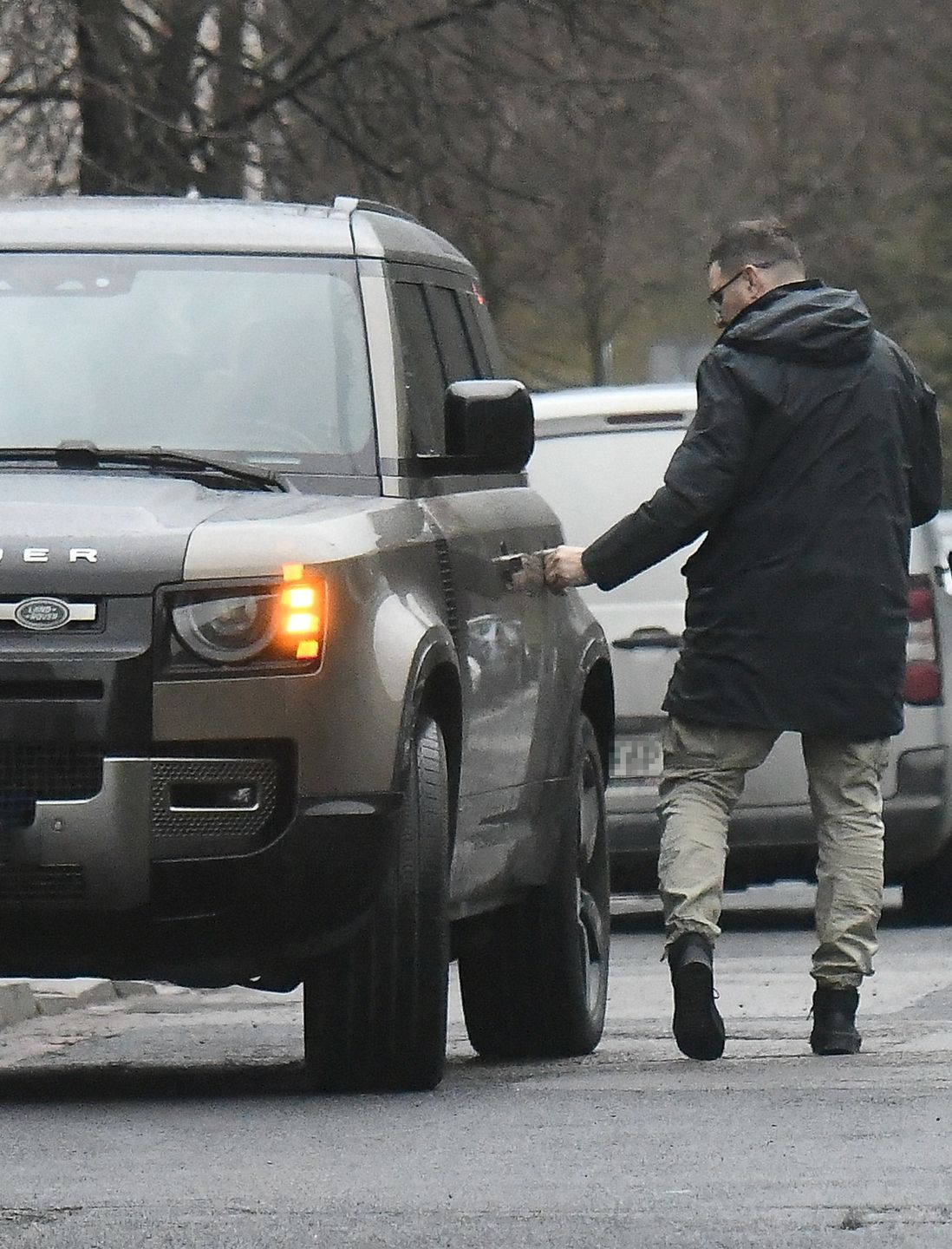 Tomasz Karolak parkuje na zakazie