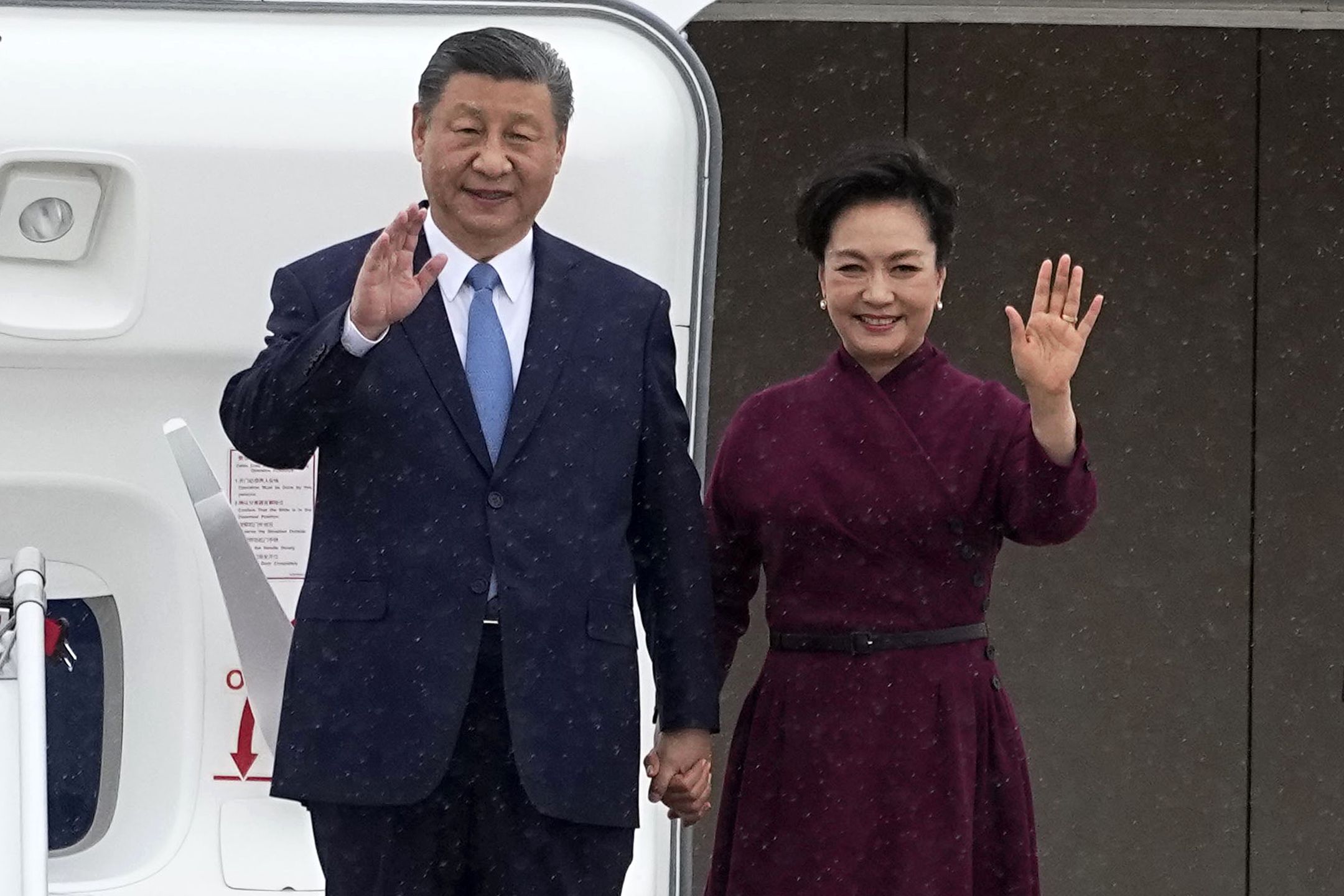 China's President Xi Jinping (L) and his wife Peng Liyuan wave as they arrive at Orly airport, south of Paris, France, 05 May 2024. The Chinese president arrived on an official two-day state visit hosted by the French president, where the French leader will seek to push his counterpart on issues ranging from Ukraine to trade. EPA/Michel Euler / POOL MAXPPP OUT Dostawca: PAP/EPA.