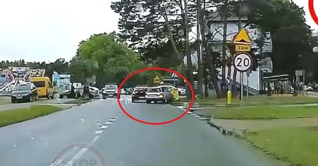Pirat w Audi wyprzedza na przejściu. Łamie przepis za przepisem