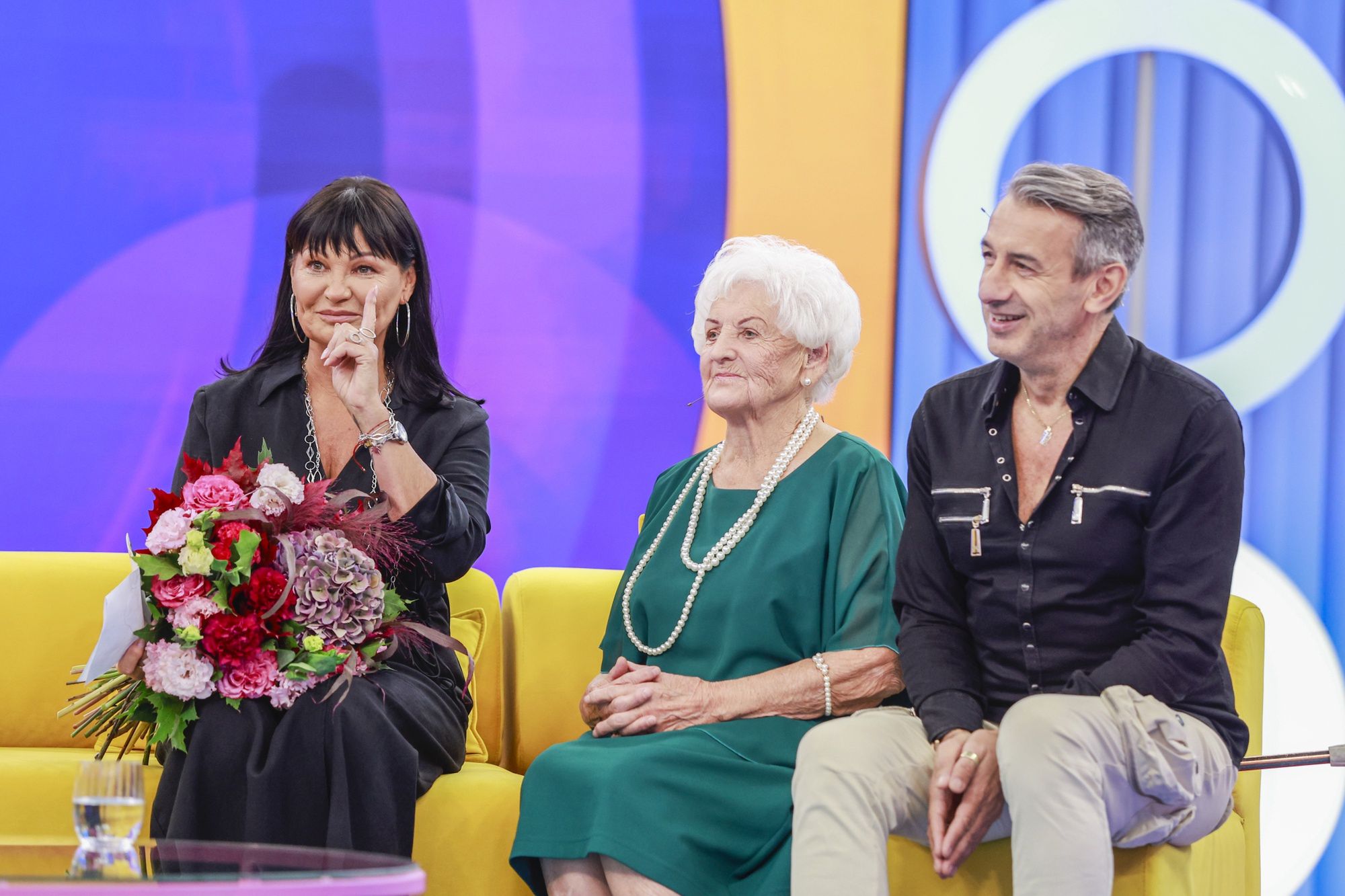 Iwona Pavlović z mamą i mężem