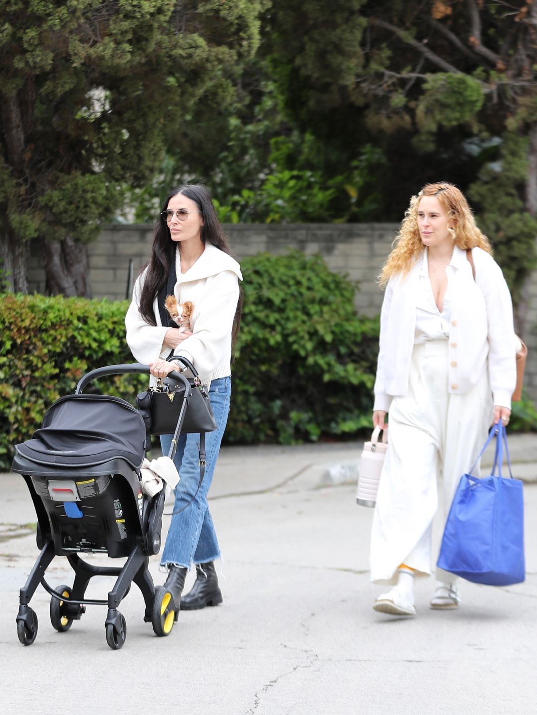 Demi Moore spacerze z córką i wnuczką