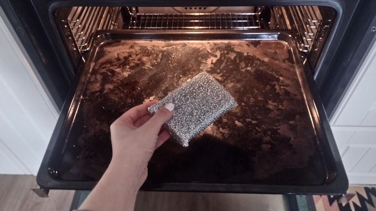 Brudna blacha piekarnika