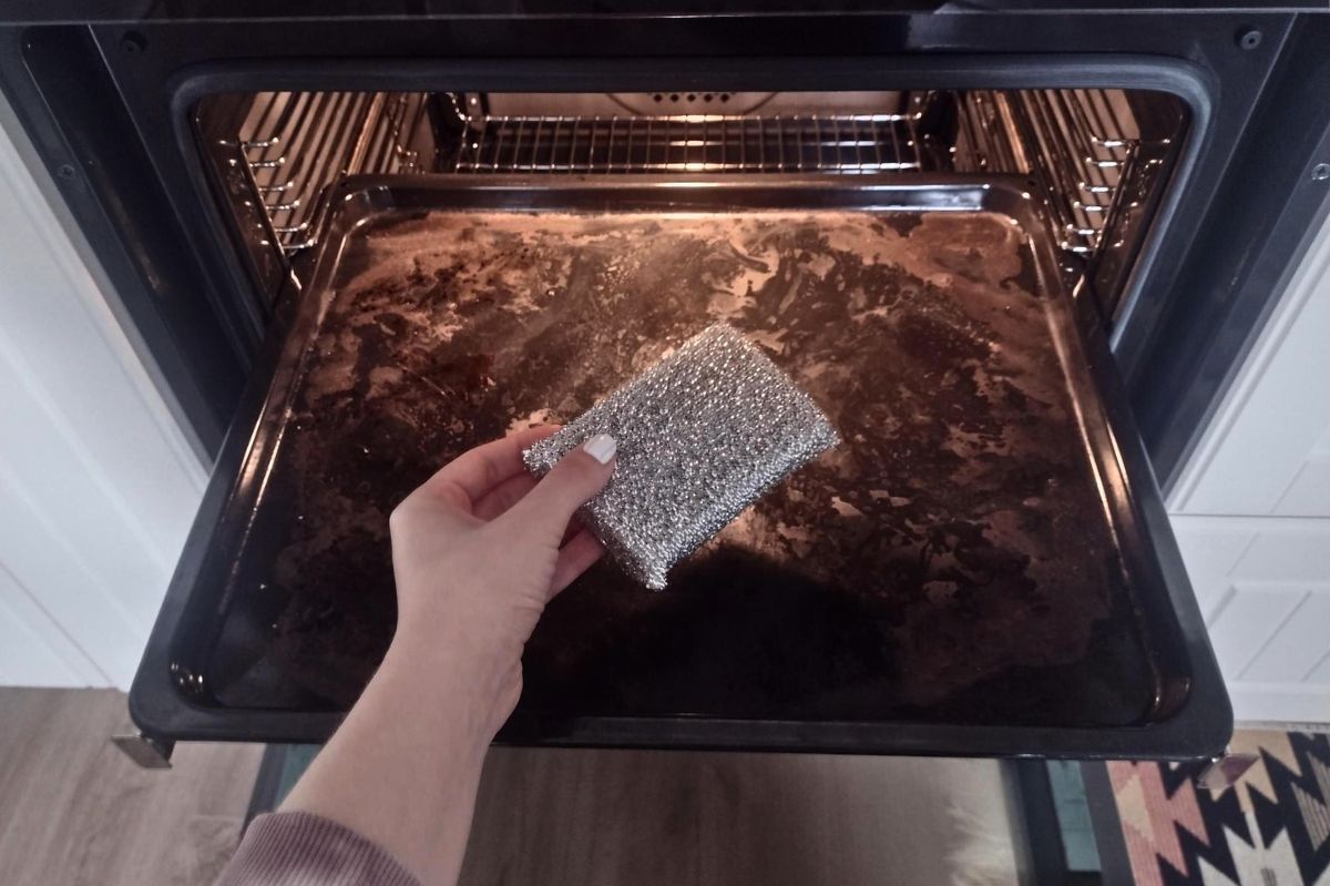 Revolutionary cleaning tips: How to effectively clean your oven baking sheets